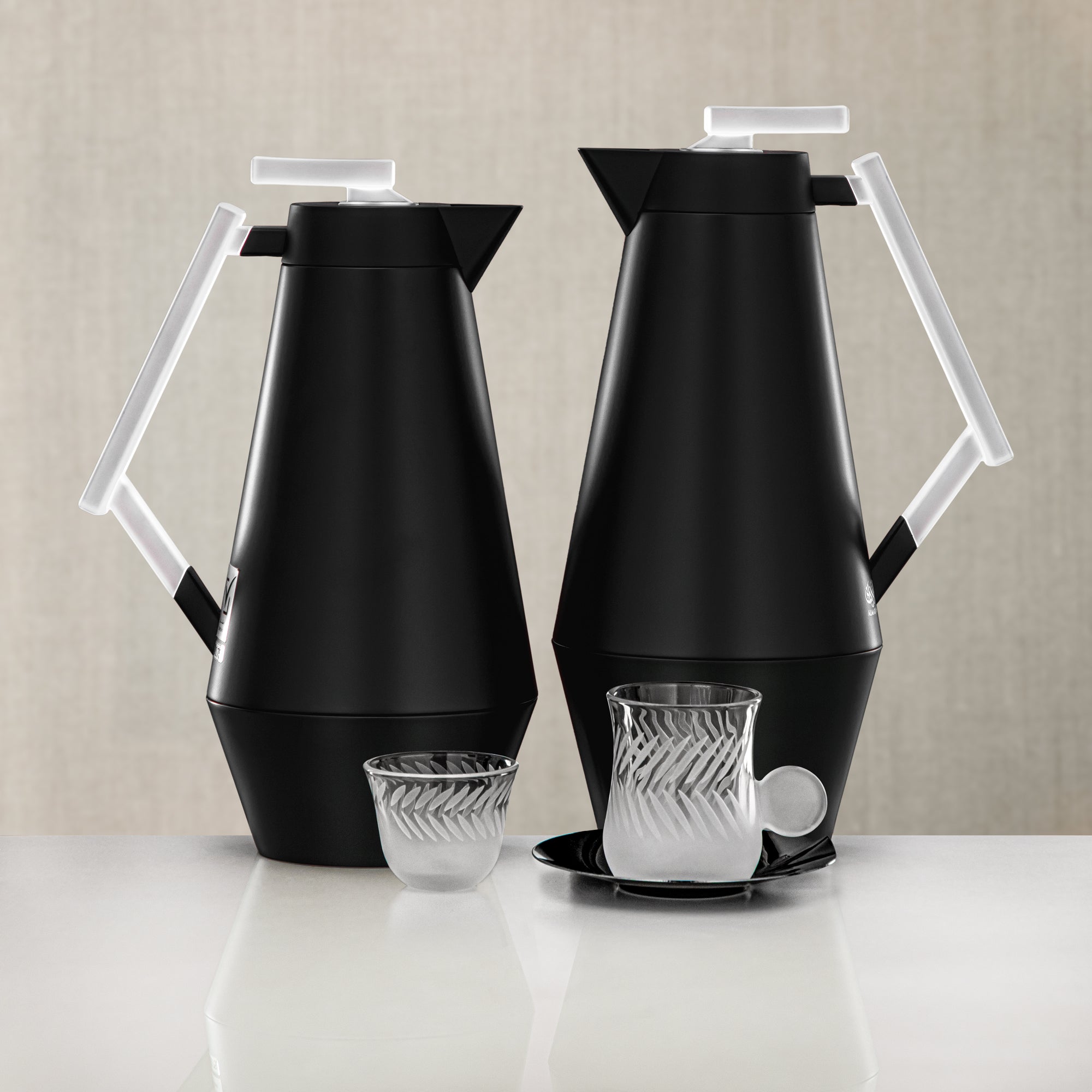 طقم تيرموس المرجان للشاي مع تيرموس 0.7 لتر و1 لتر باللون الأسود غير اللامع