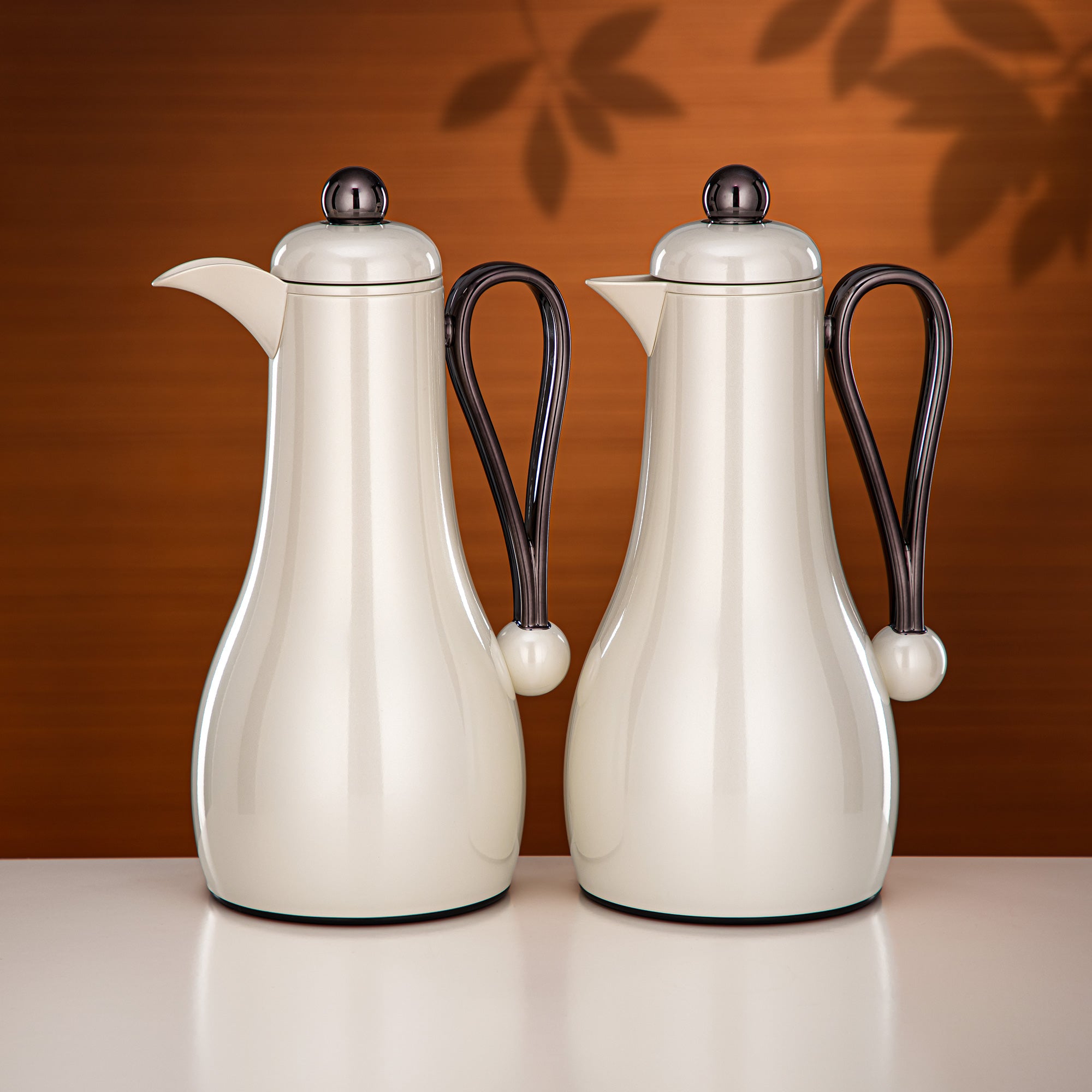 طقم ترامس المرجان 1 لتر + 1 لتر أبيض لؤلؤي وأسود فحمي