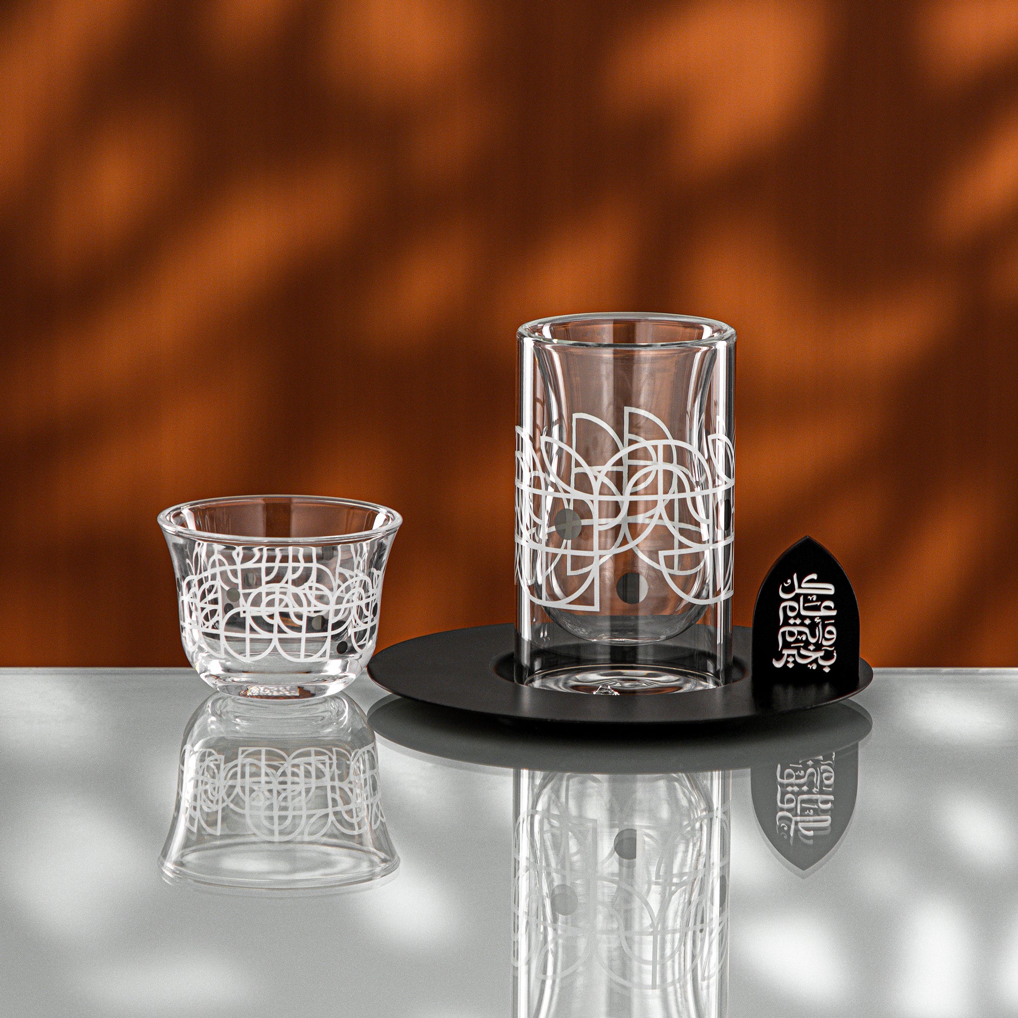 طقم شاي وقهوة المرجان، ١٨ قطعة، بنقشة سوداء وفضية