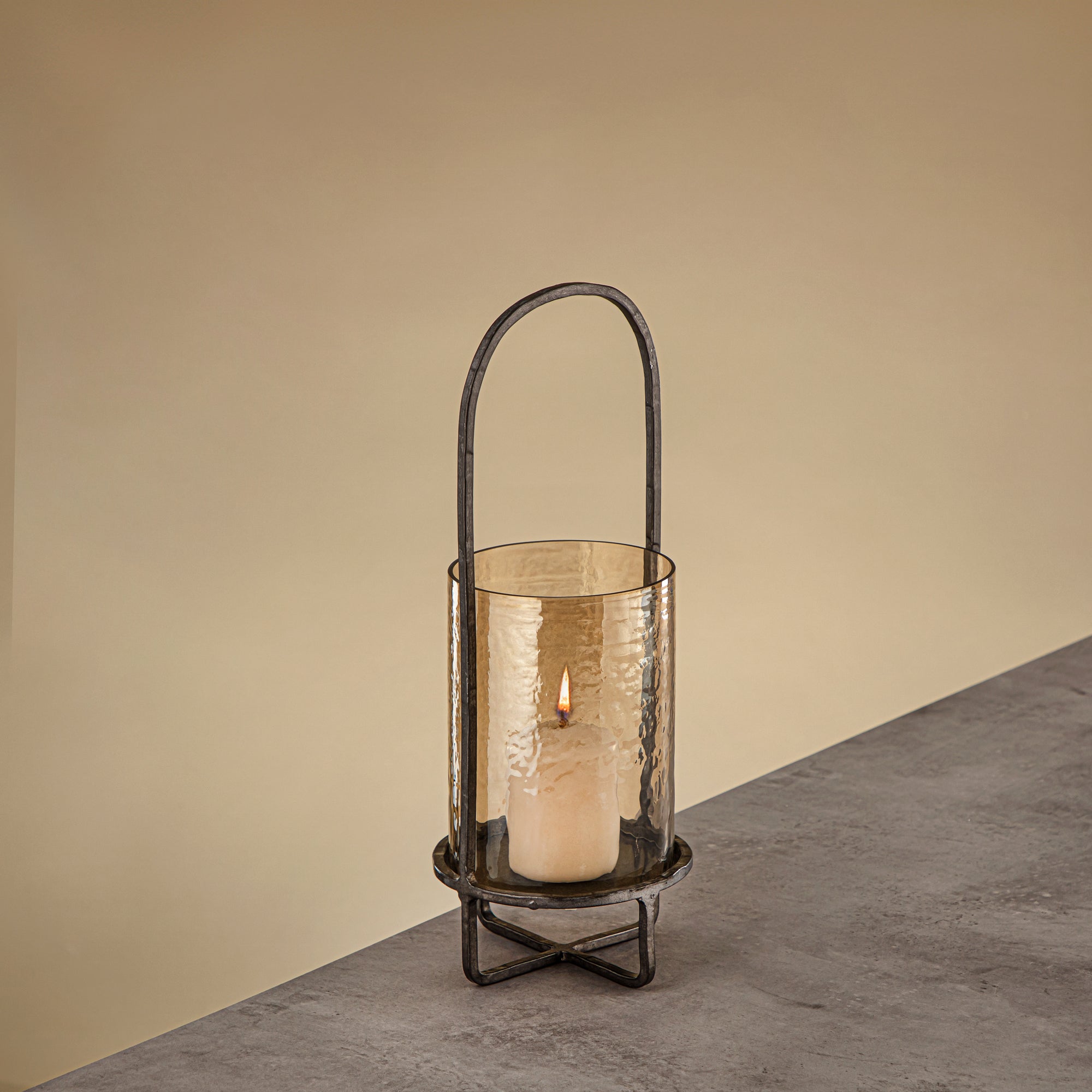 فانوس إعصار أمارجان مايلز نحاس مطروق زجاج بني 13.5x13.5x36 سم حامل فضي عتيق (GMT2960004)