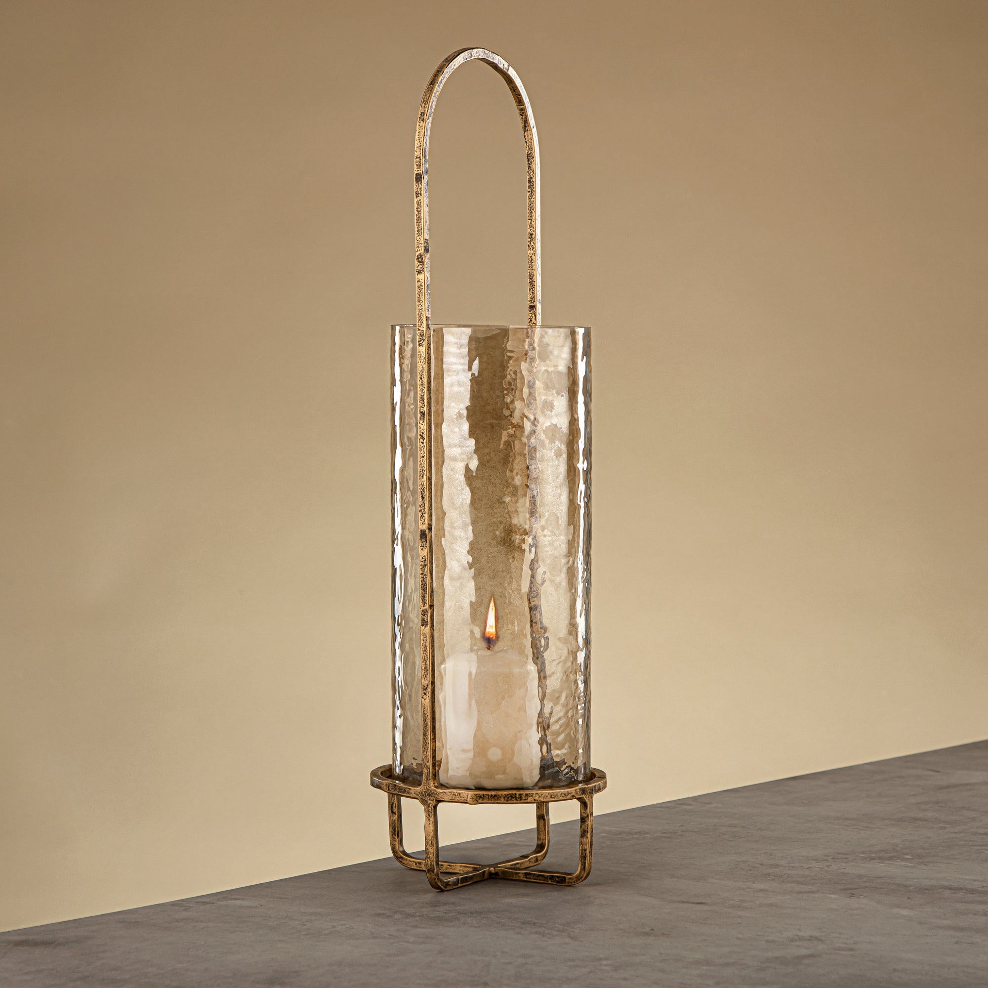 فانوس إعصار أمارجان مايلز نحاس مطروق زجاج بني 13.5x13.5x47 سم حامل ذهبي عتيق (GMT2960007)