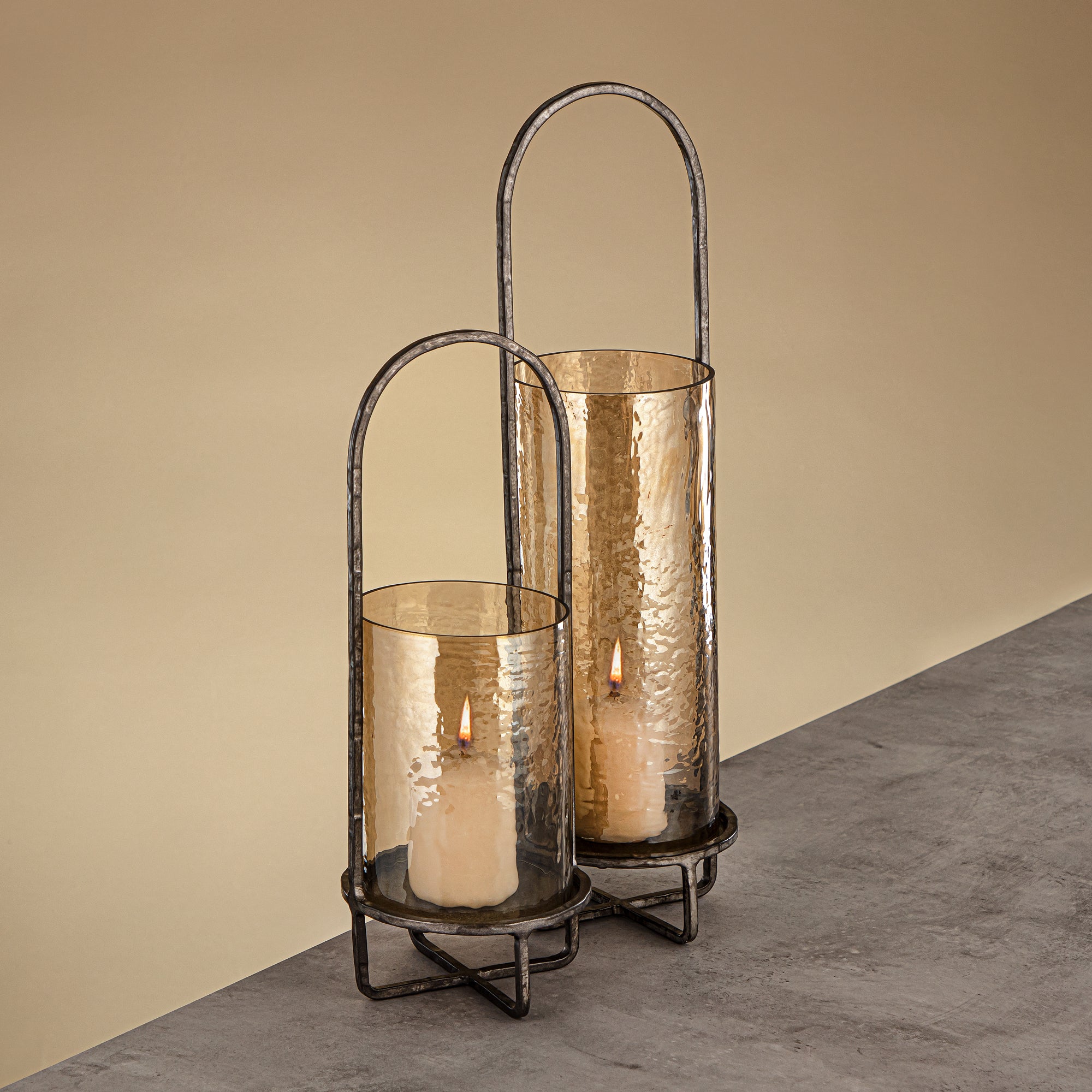 فانوس إعصار أمارجان مايلز نحاس مطروق زجاج بني 13.5x13.5x47 سم حامل فضي عتيق (GMT2960008)