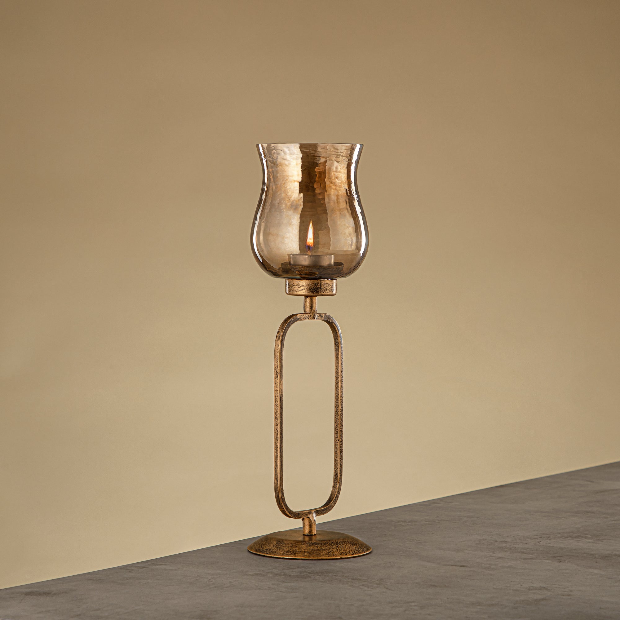 حامل شموع العنصر المرجان نحاس مطروق زجاج بني 11x11x36 سم حامل ذهبي عتيق (GMT2960009)