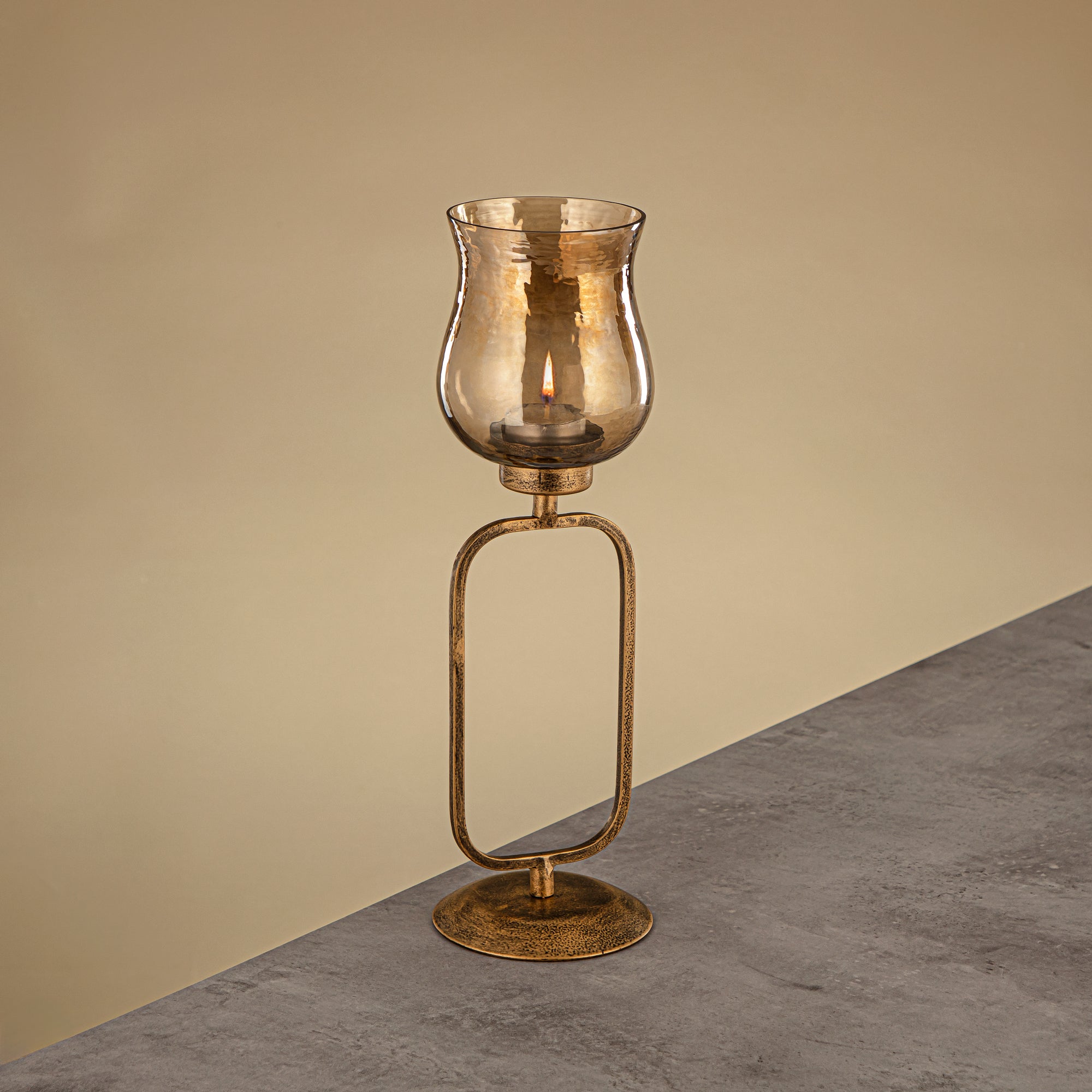 حامل شموع العنصر المرجان نحاس مطروق زجاج بني 11x11x36 سم حامل ذهبي عتيق (GMT2960009)