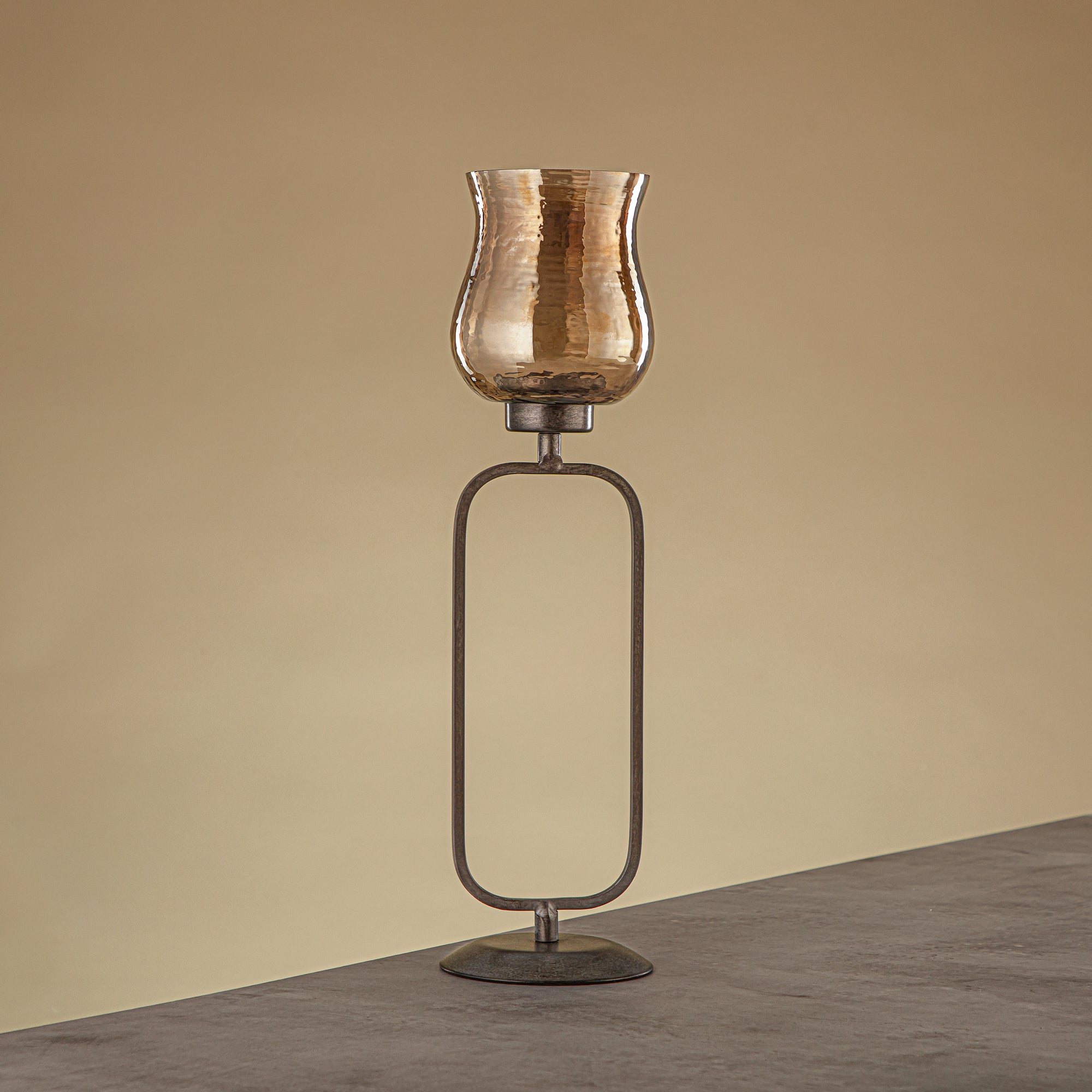 حامل شموع العنصر المرجان نحاس مطروق زجاج بني 11x11x41 سم حامل فضي عتيق (GMT2960014)