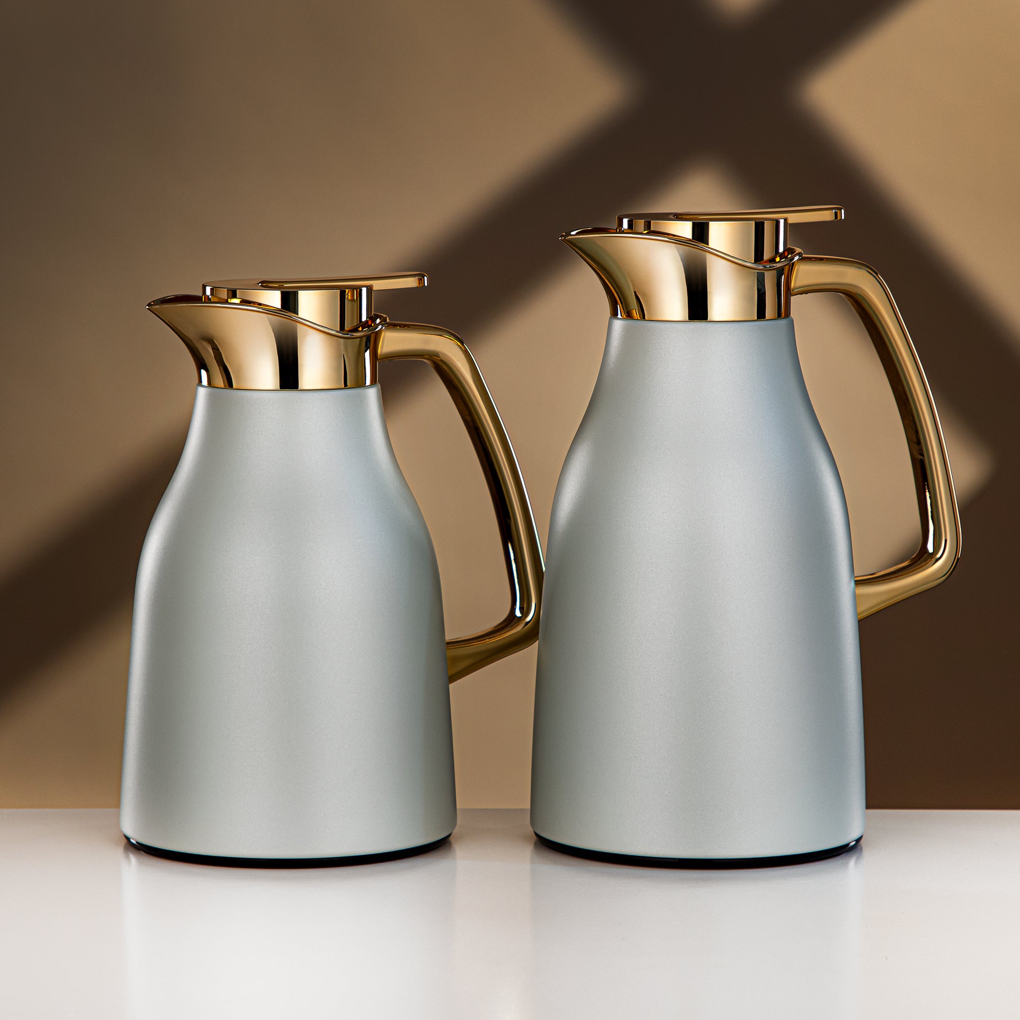 طقم ترامس المرجان مطفي رمادي وذهبي 0.7L + 1L (RGC-0700Q265YZC95+1000Q265YZC95) – تقديم أنيق | رمضان والجمعات