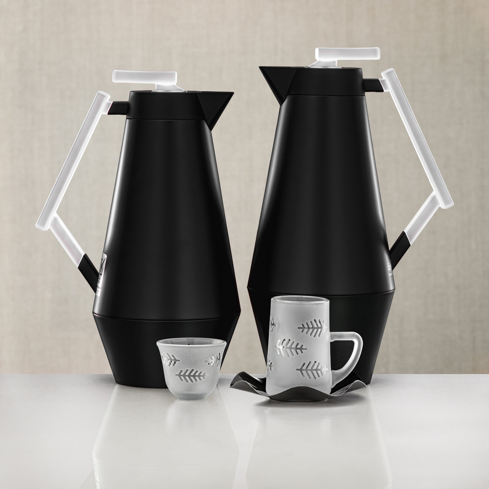 طقم الترمس والشاي المرجان 20 قطعة باللون الأسود المطفي مع لمسات فروست