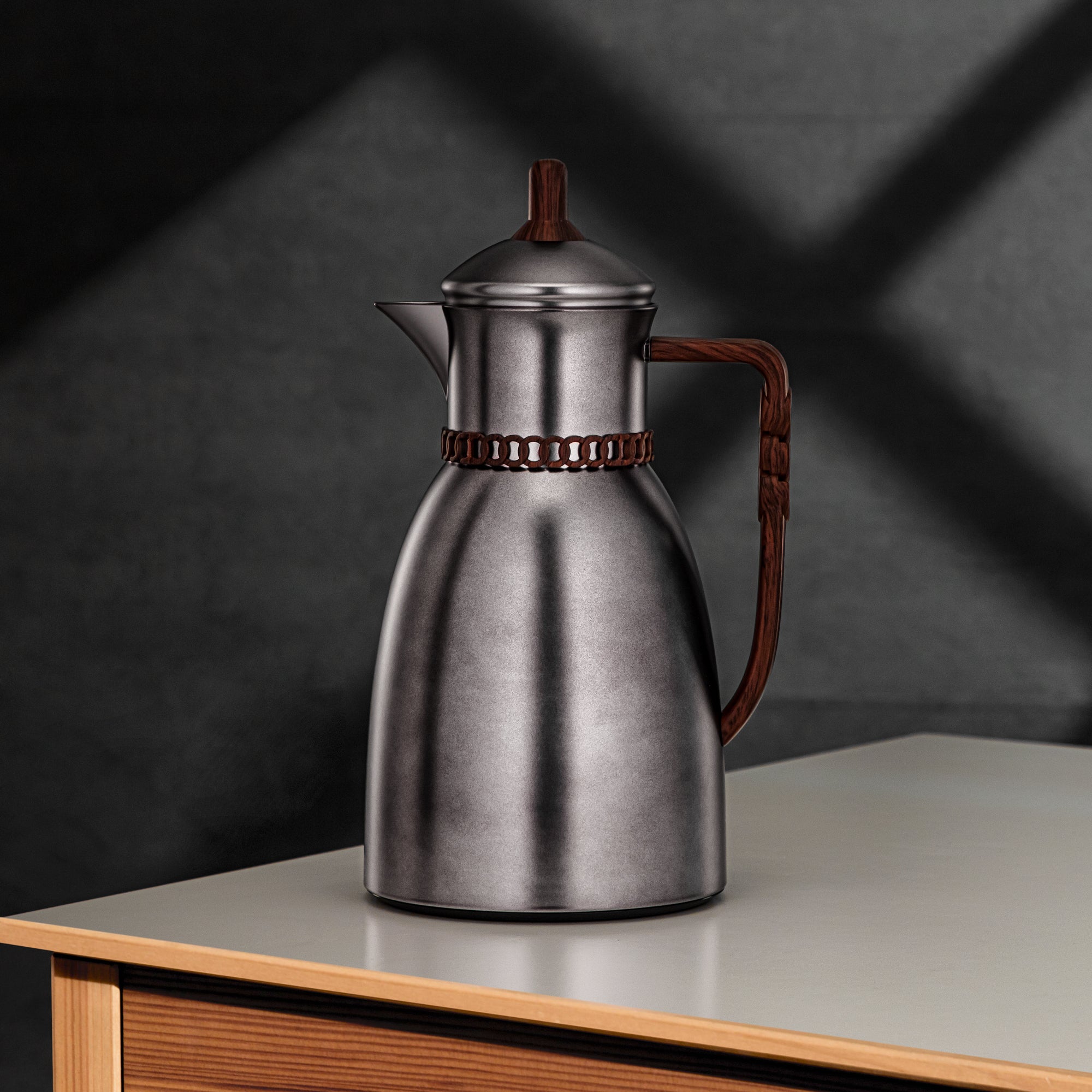 طقم ترامس المرجان سعة 0.7 لتر و1 لتر باللون الأسود المعدني والخشب الداكن