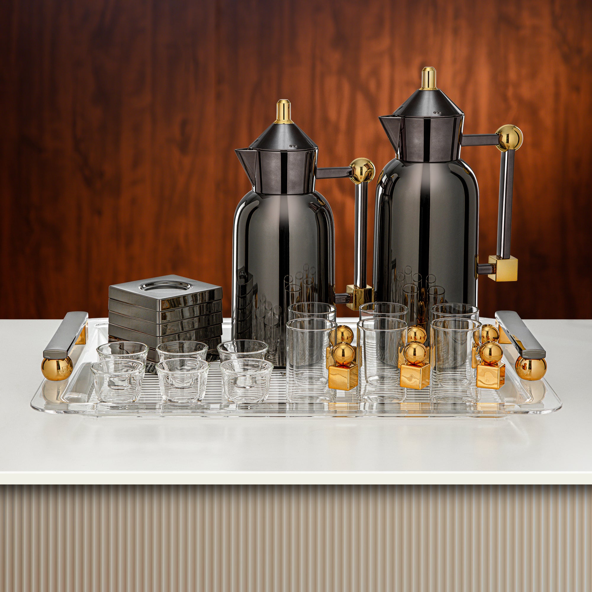 طقم ترامس المرجان 0.7 لتر و1 لتر باللون الأسود الفحمي مع الذهبي