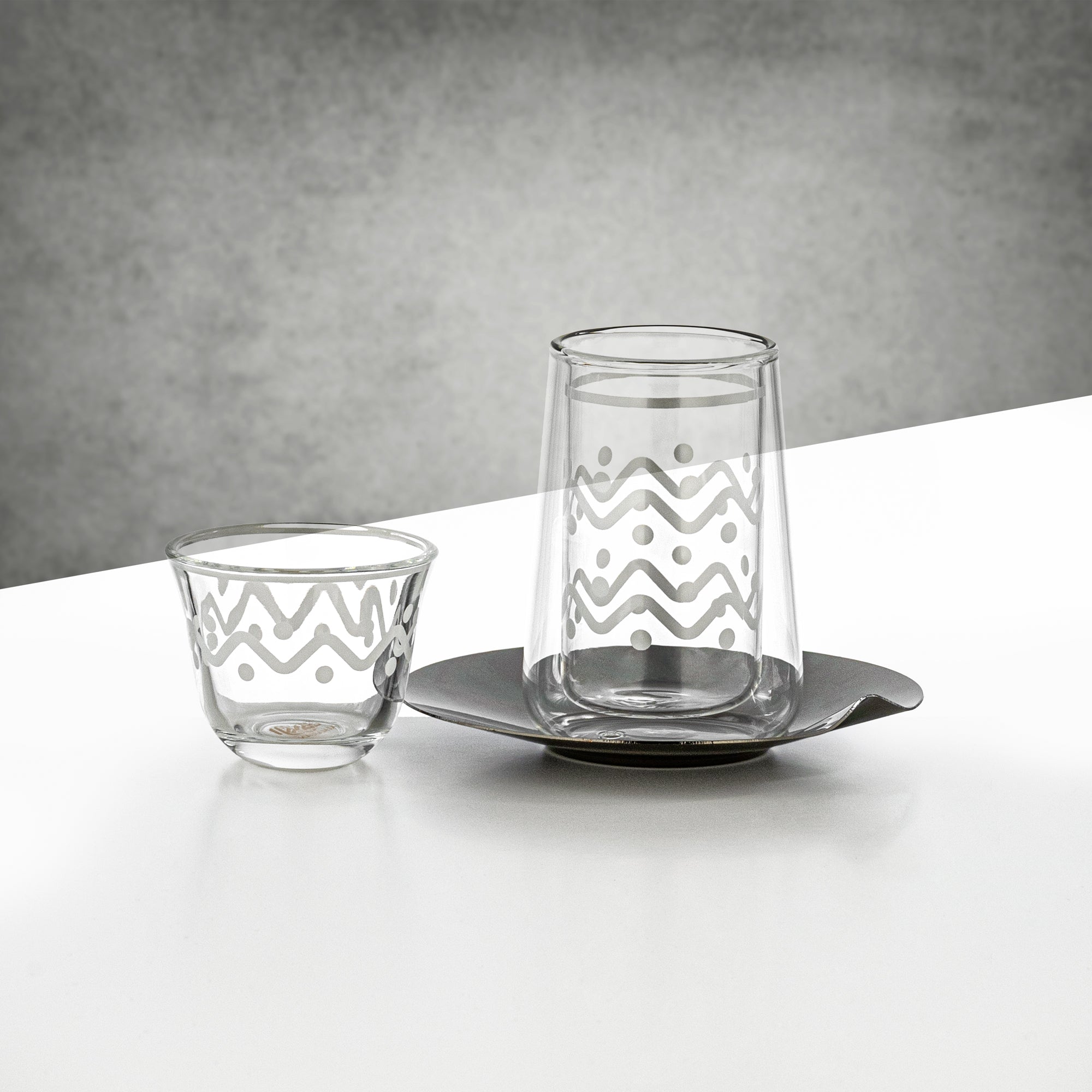 طقم أكواب الشاي والقهوة المرجان، ١٨ قطعة، شفاف بنقشة بيضاء وصحون تقديم سوداء اللون